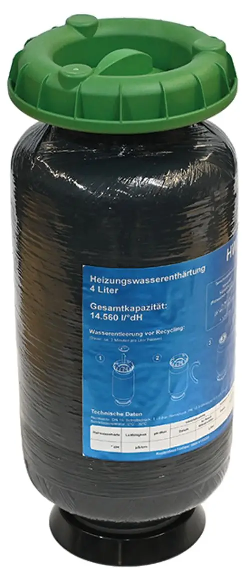 Schwarze Kartusche mit grünem Deckel, beschriftet mit technischen Daten und Anweisungen, für die Behandlung von Heizungswasser. Marke: Syr.